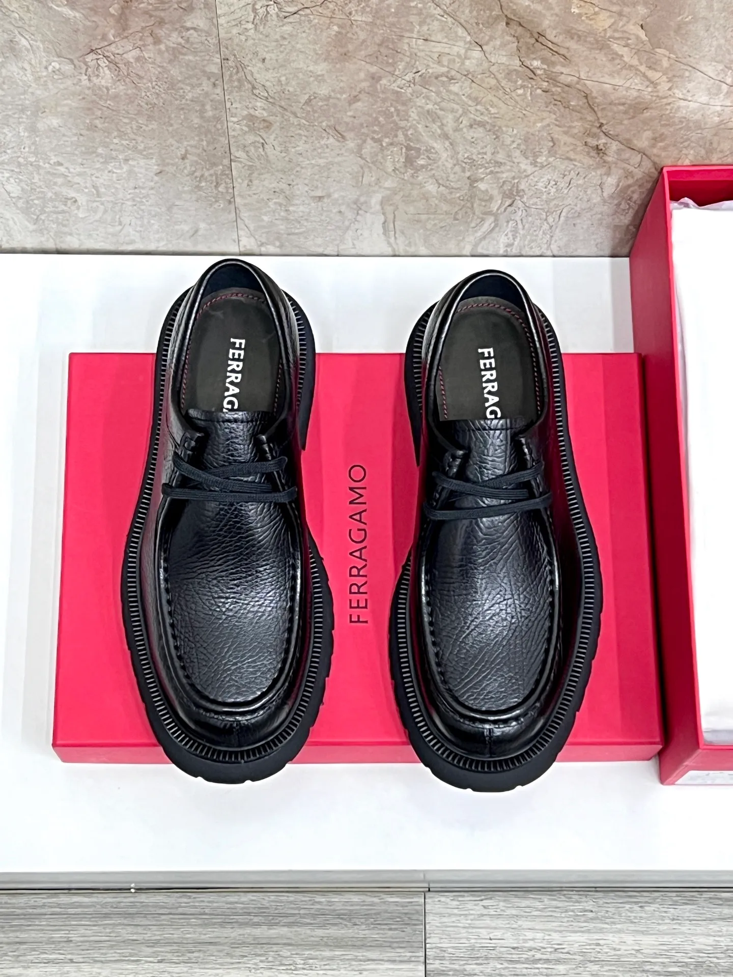 Original quality P780 Brand: Ferragamo Standard code: Men's code 39.40.41.42.43.44 Grade: Same style as the official website High-quality men's shoes Material: Customized first-layer calfskin with water-dyed cowhide lining Cowhide tiptoe Original non-slip and wear-resistant rubber outsole Style category: Men's formal business leather shoes are young and fashionable European and American trends British style Casual matching Comfortable feet Color: actual picture